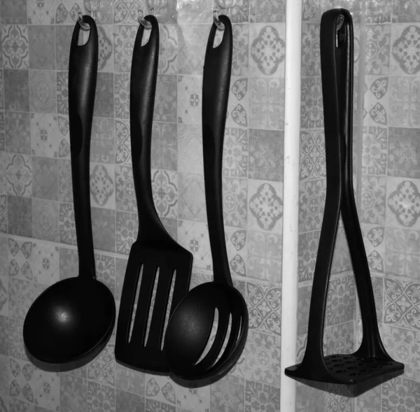 Utensilios Cocina Negros Primer Plano Pared — Foto de Stock