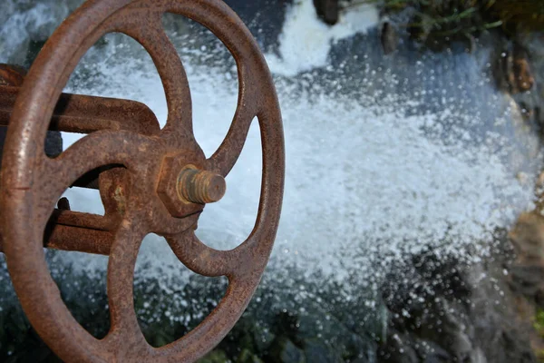 Eski paslı su tekerleği