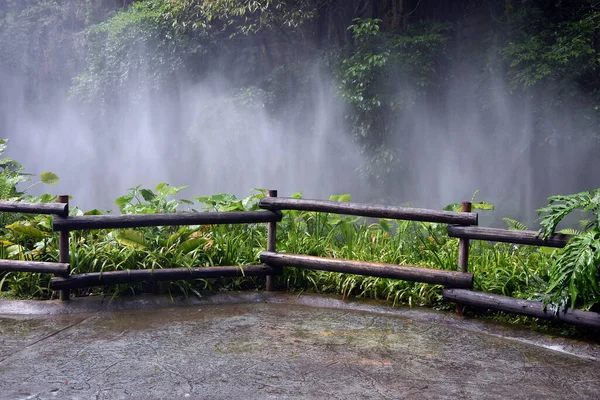 Parkta su fıskiyesi