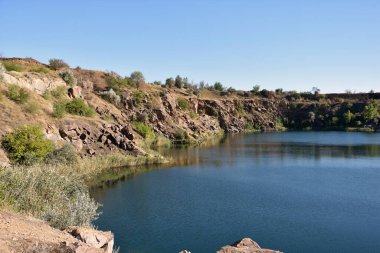 Taş ocağının ortasında bir göl