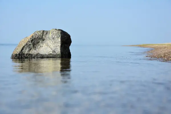 Denizde büyük bir kaya