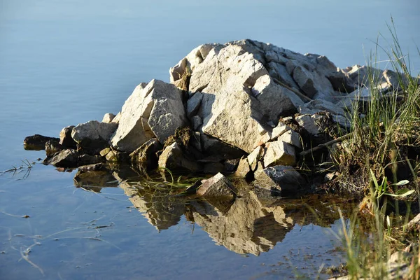 Sudaki kayalık dağ