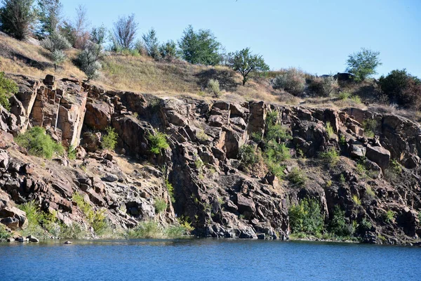 Kayaların arasındaki göl