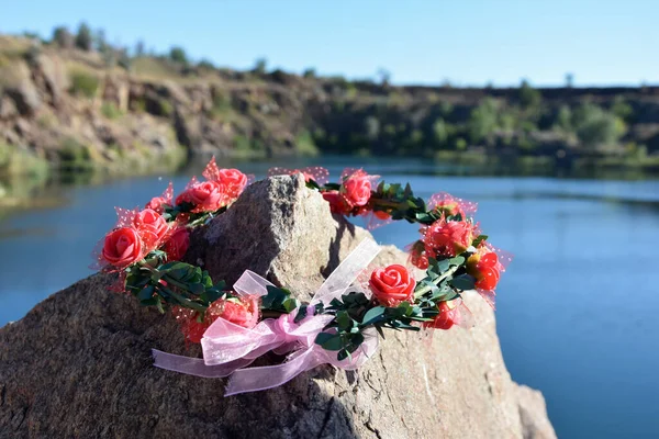 Sahilde kırmızı güllerin çelengi