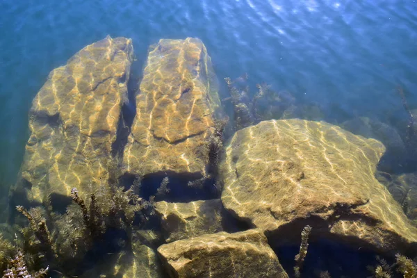 Taşlar berrak suyun altında