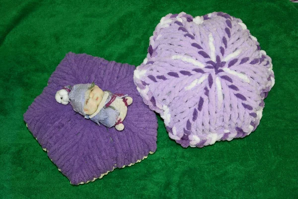 Yumuşak oyuncak ve örülmüş mor yastıklar
