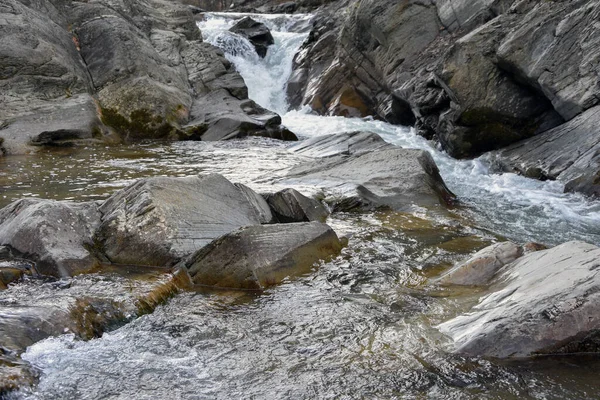 Kayaların üzerinden akan su. 