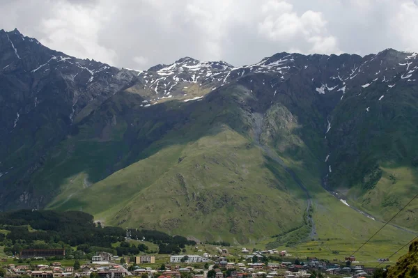 Een Enorm Berglandschap Dat Uittorent Boven Kloof Met Een Klein — Stockfoto