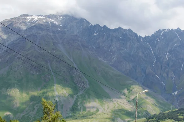 Linky Elektrických Drátů Pozadí Velkého Zeleného Pohoří Dodávky Elektřiny Odlehlých — Stock fotografie