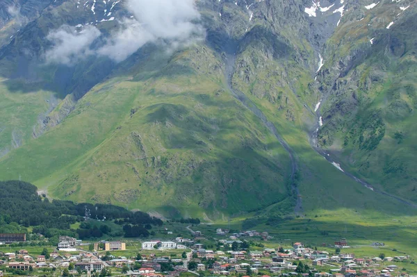 Een Groot Groen Berglandschap Dat Boven Kloof Uittorent Met Daaronder — Stockfoto