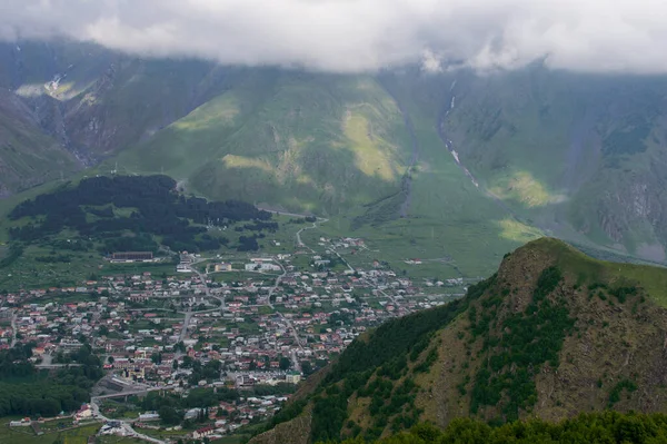 Bovenaanzicht Een Klein Stadje Verspreid Een Kloof Tussen Grote Altijdgroene — Stockfoto