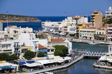 Crete. Yunanistan. Agios Nikolaos. Panorama. Göl Voulismeni.