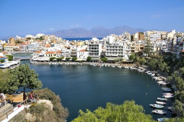 Crete. Yunanistan. Agios Nikolaos. Panorama. Göl Voulismeni.