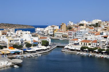Crete. Yunanistan. Agios Nikolaos. Panorama. Göl Voulismeni.