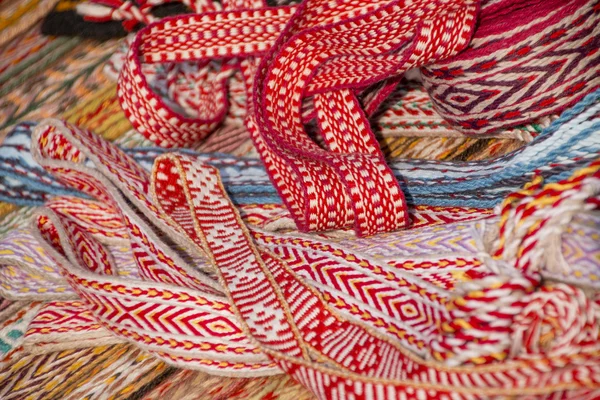 Яркие разноцветные ленты. Этнический славянский пояс для одежды . — стоковое фото
