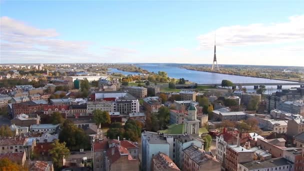 Riga, Lotyšsko, 16říjen-2016: pohled z Rigy z ochozu Lotyšská akademie věd, Riga, Lotyšsko — Stock video