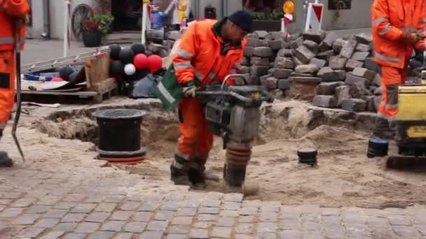 Riga, Lotyšsko, 16říjen-2016: dělníci, oprava silnice — Stock video