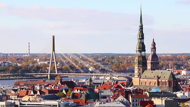 Riga, Letonia, 16-octubre-2016: Vista de Riga desde la plataforma de observación de la Academia de Ciencias de Letonia, Riga, Letonia — Vídeos de Stock