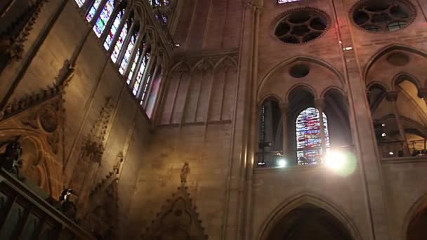 Paris, Frankrike - 22 mars 2016: Interiör av Notre Dame de Paris. Frankrike — Stockvideo