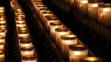 Dua mumlar Notre Dame Katedrali, Paris, Fransa.
