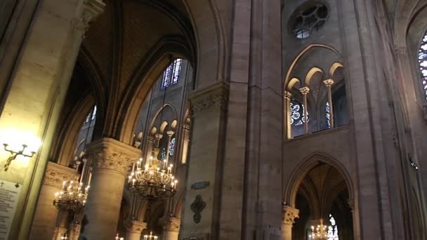 Paris, Frankreich - 22. März 2016: Innenraum von Notre Dame de Paris. — Stockvideo