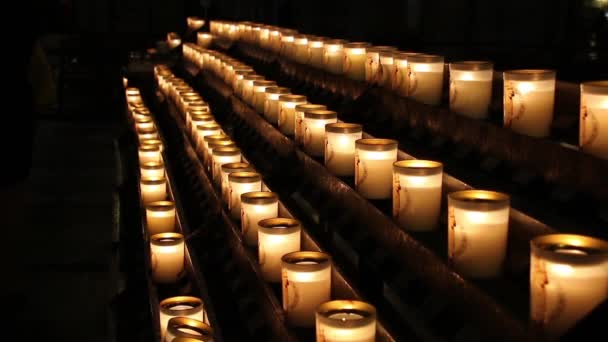 Velas de Oración En Catedral de Notre Dame, París Francia . — Vídeo de stock