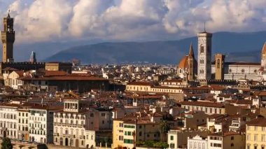 Güzel manzarası Floransa ve katedral Santa Maria del Fiore, akşam, Floransa, İtalya. Bulutlu gökyüzü, hızlandırılmış.