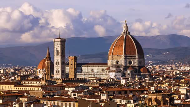 Gyönyörű kilátást nyújt Florence és a Santa Maria del Fiore székesegyház, este, Firenze, Olaszország. Felhők, gyorsított. Este. — Stock videók