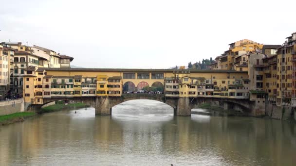 Ponte Vecchio, oude brug, Florence, Italië. 4k. — Stockvideo