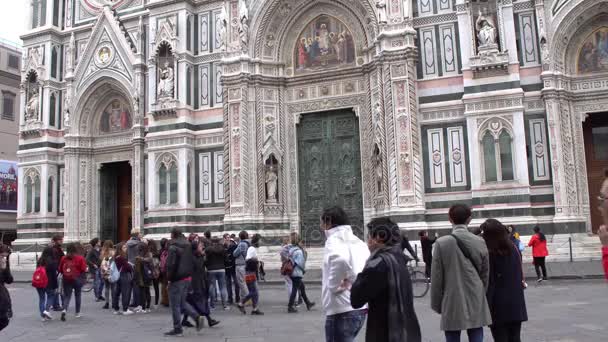 Florence, İtalya - Kasım 2016: Duomo, katedral Santa Maria del Fiore. yürüyen turist. 4k. — Stok video