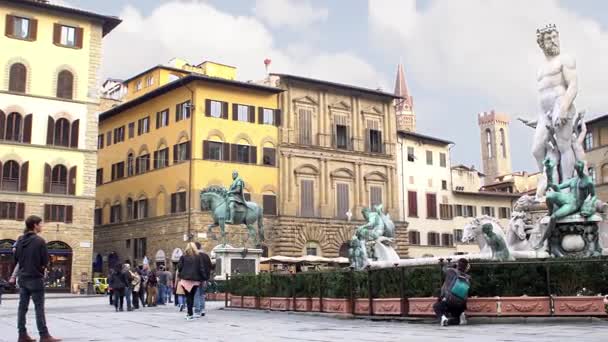 FLORENCE, ITALY - NOVEMBER 2016: Tourrists walking near the fountain of Neptune. 4K . — стоковое видео