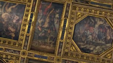 Florence, İtalya - Kasım 2016: Palazzo Vecchio, güzel tavan. Palazzo Vecchio iç.