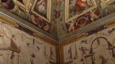 Florence, İtalya - Kasım 2016: Palazzo Vecchio, güzel tavan. Palazzo Vecchio iç.
