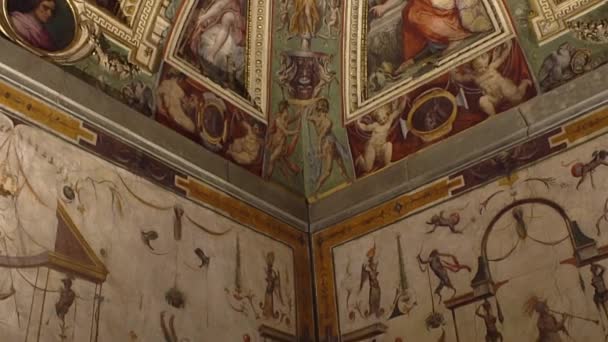 Florence, Italië - November 2016: Prachtig plafond van Palazzo Vecchio. Interieur van Palazzo Vecchio. — Stockvideo