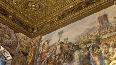 Florence, İtalya - Kasım 2016: Palazzo Vecchio ve iç Palazzo Vecchio, güzel altın tavan.