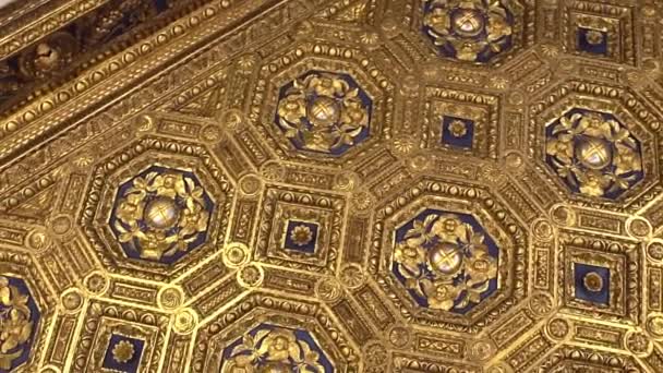 Florens, Italien - November 2016: Vackra gyllene taket i Palazzo Vecchio. Interiören i Palazzo Vecchio. — Stockvideo