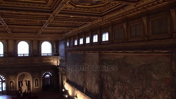 Florencie, Itálie - listopad 2016: Interiér Palazzo Vecchio. — Stock video