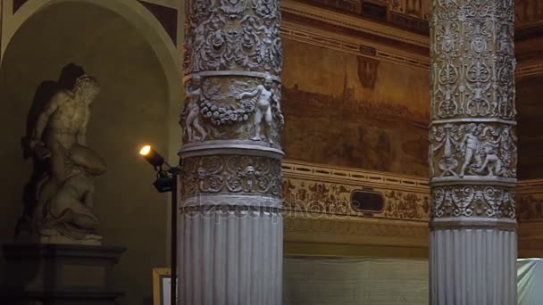 Firenze, Olaszország - November 2016: Belső Palazzo Vecchio térképén. — Stock videók