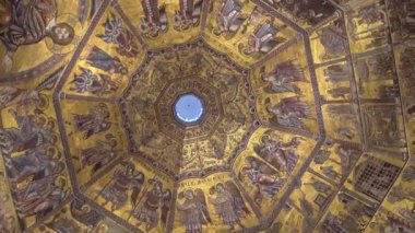 Lorence, İtalya - Kasım 2016: İç Battistero di San Giovanni. Güzel tavan.