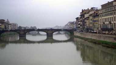Arno Nehri ve çevresi, Floransa, İtalya üzerinde köprü. 4k.