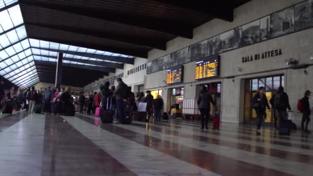 Florens, Italien - November 2016: Människor rusar inuti Santa Maria Novella tågstation. — Stockvideo