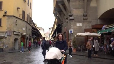 Florence, İtalya - Kasım 2016: İnsanlar Ponte Vecchio, Köprüsü, Floransa Caddesi yürüyor. 4k.