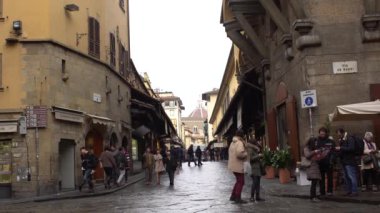 Florence, İtalya - Kasım 2016: İnsanlar Ponte Vecchio, Köprüsü, Floransa Caddesi yürüyor. 4k.