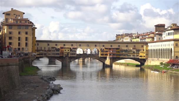 Φλωρεντία, Ιταλία - Νοεμβρίου 2016: Γέφυρα Ponte Vecchio, παλιά γέφυρα, Φλωρεντία, Ιταλία. — Αρχείο Βίντεο