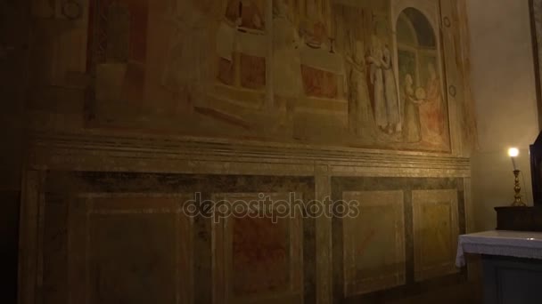 Florencie, Itálie - listopad 2016: Interiér Basilica di Santa Croce di Firenze. — Stock video