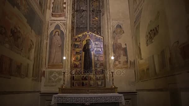 Florencie, Itálie - listopad 2016: Interiér Basilica di Santa Croce di Firenze. — Stock video