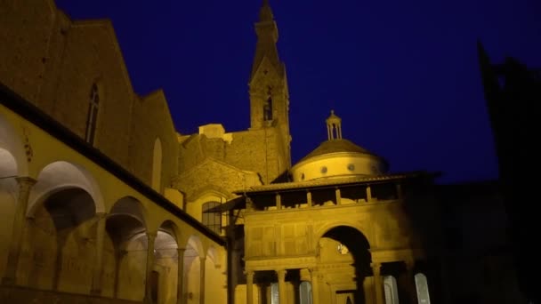 Florence, Italië - November 2016: Binnenplaats van de Basilica di Santa Croce di Firenze. — Stockvideo