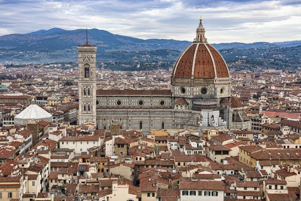 Italien. Utsikt över Florens, katedralen Santa Maria del Fiore. — Stockfoto