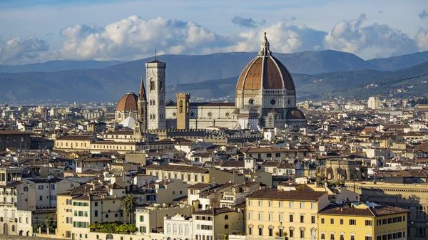 Italien. Vacker utsikt över Florens, katedralen Santa Maria del Fiore. — Stockfoto