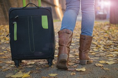 Kadın turist Avrupa şehirleri sokaklarında seyahat